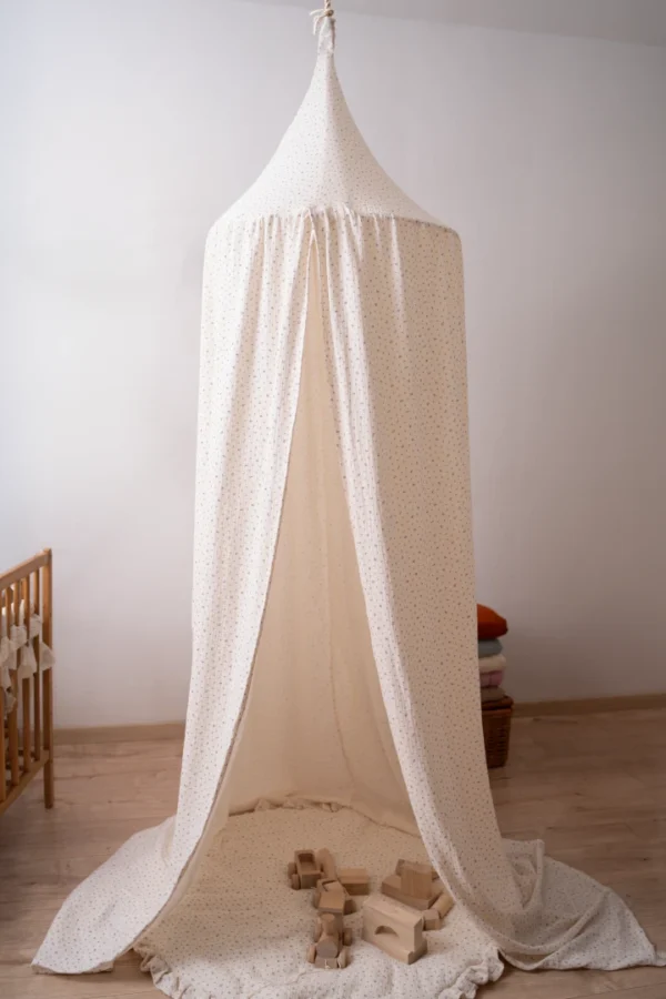 Bed canopy in cottage style